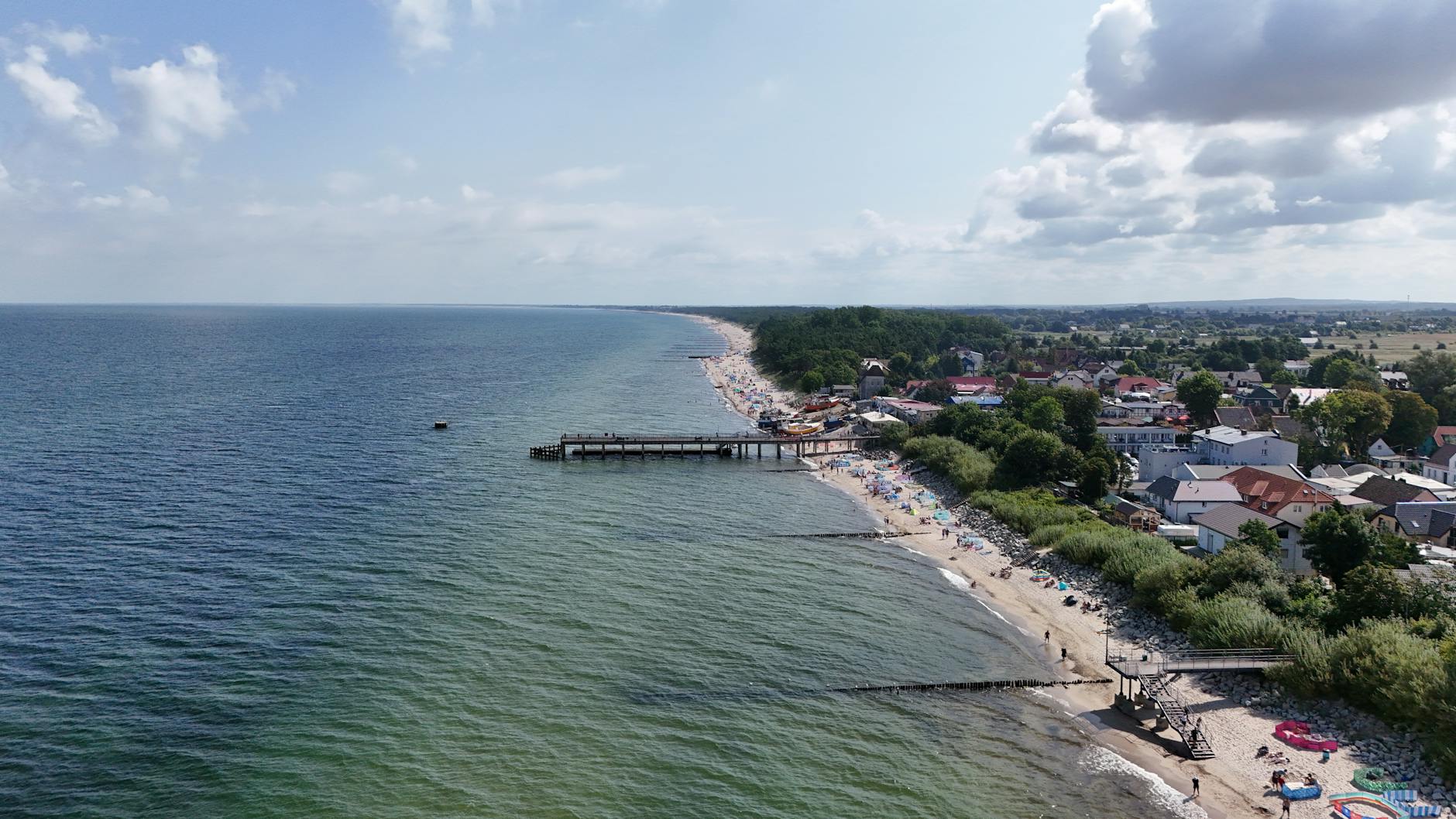 Panoramiczny widok na rynek w Brzezinach z zabytkową zabudową
