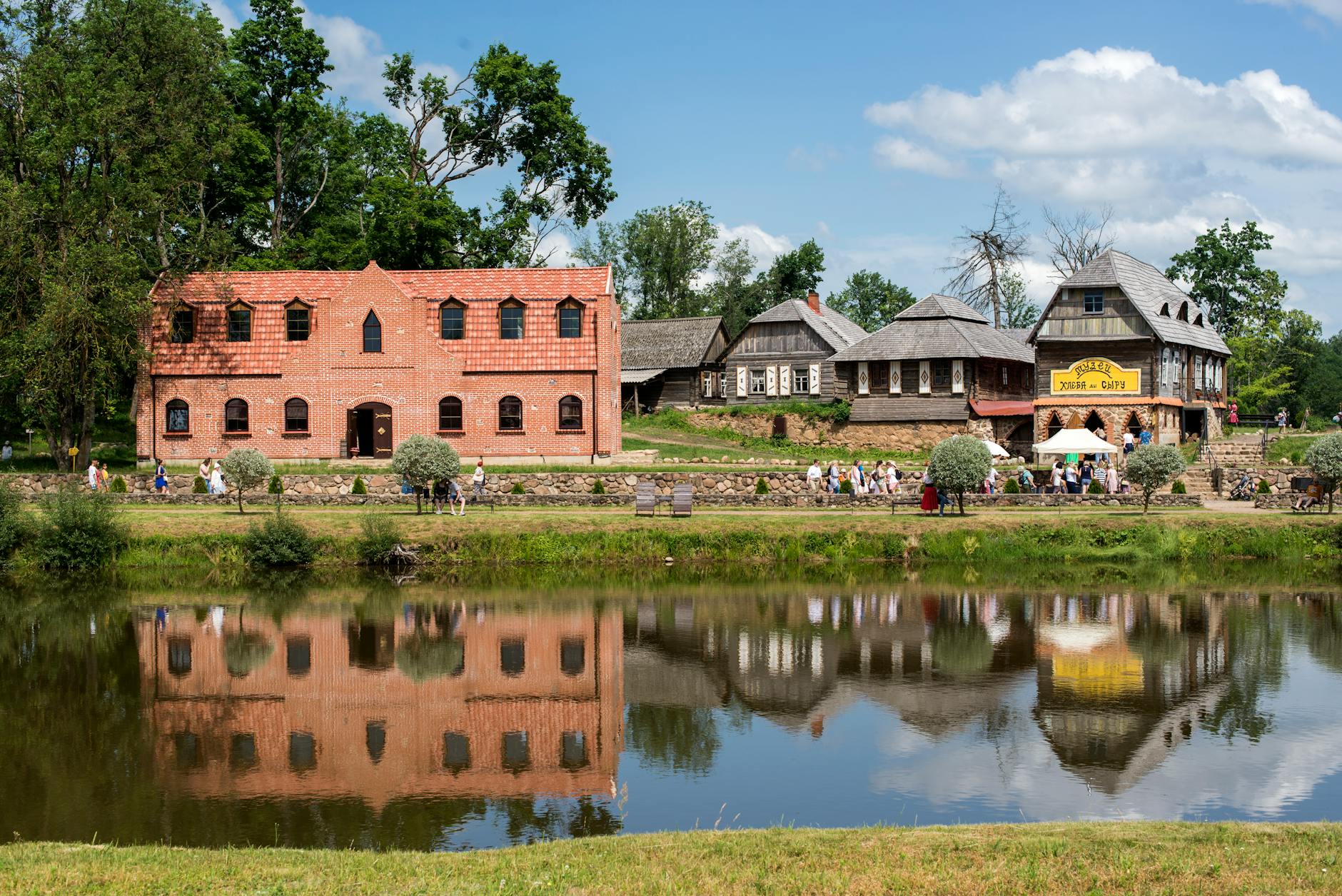 Panorama historycznego miasta Brzeziny ukazująca jego architekturę i układ urbanistyczny.